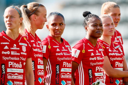 Piteås Madelen Janogy (tredje från vänster) innan