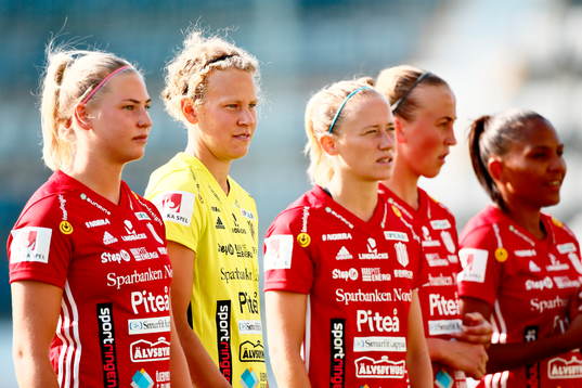 Piteås målvakt Cajsa Andersson (andra från vänster)