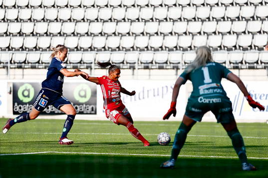 Piteås Madelen Janogy, Linköpings Lisa Lantz och målvakt