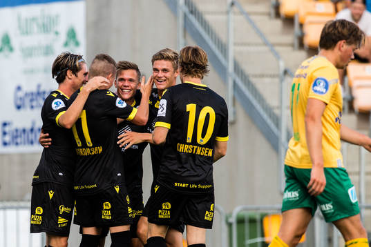 Players of Start celebrates 0-1