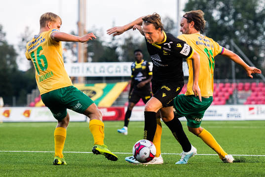 Henrik Kristiansen and Christian Aas of Ull/Kisa in a duel