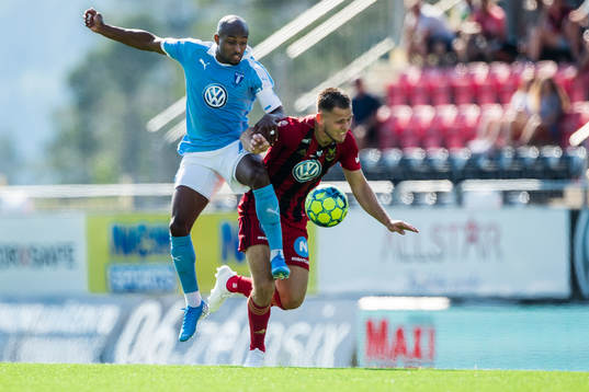 Malmö FFs Fouad Bachirou och Östersunds Charlie Colkett