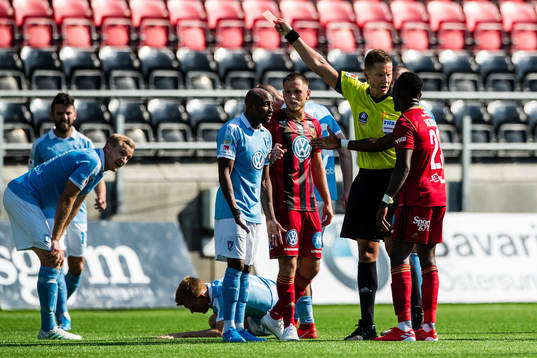 Östersunds Sam Mensiro får rött kort