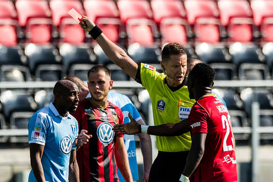 Östersunds Sam Mensiro får rött kort