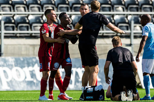 Östersunds Sam Mensiro irriterad