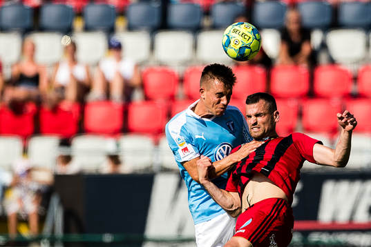 Malmö FFs Jonas Knudsen och Östersunds Dino Islamovic