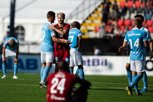 Malmö FFs Markus Rosenberg tackar Östersunds Curtis