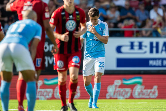 Malmö FFs Marcus Antonsson tar sig för axeln