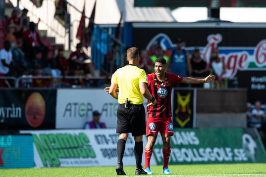 Östersunds Hosam Aiesh reagerar på ett domslut