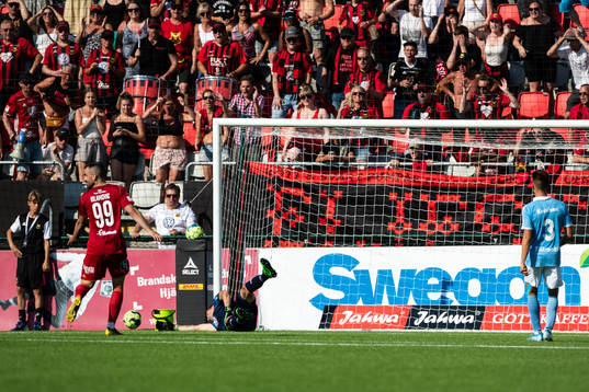 Östersunds Curtis Edwards (ej i bild) skjuter utanför