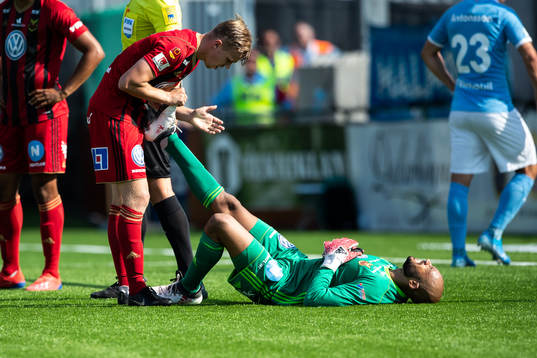 Östersunds målvakt Aly Keita med kramp och får hjälp av