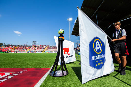 Flaggor med Allsvenskan och Svenska Spel logo