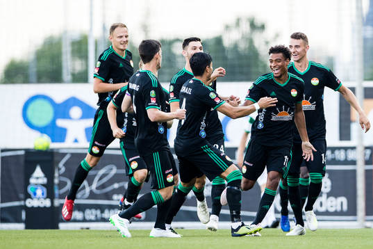 Dalkurds Joseph Ceesay jublar med lagkamrater
