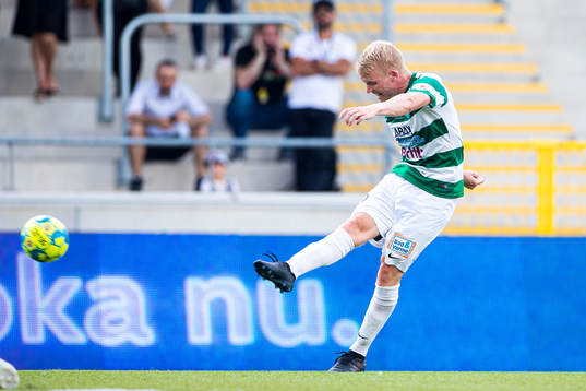 Västerås Simon Johansson med ett skott som tar i ribban