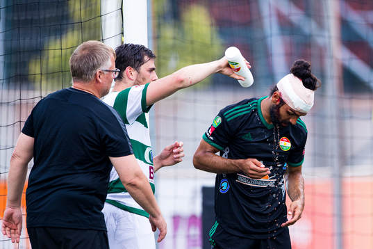 Dalkurds Peshraw Azizi med ett bandage över huvudet
