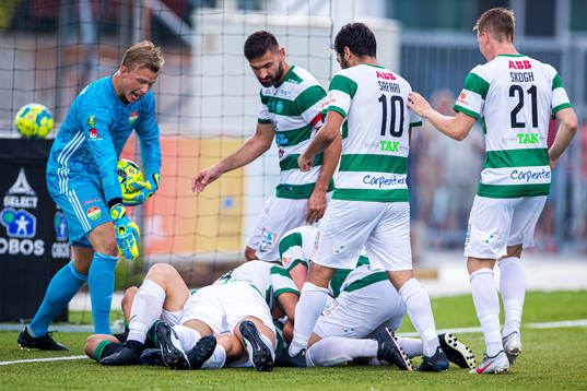 Västerås Douglas Karlberg liggandes jublar med lagkamrater