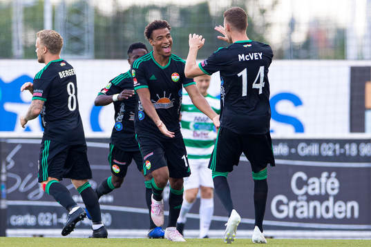 Dalkurds Joseph Ceesay jublar med Christopher McVey