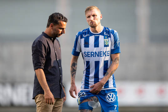 IFK Göteborgs tränare Poya Asbaghi pratar med skadade
