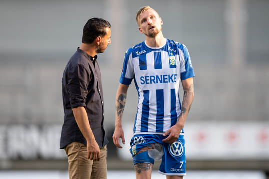 IFK Göteborgs tränare Poya Asbaghi pratar med skadade