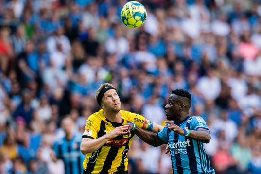 Häckens Rasmus Lindgren och Djurgårdens Mohamed Buya Turay