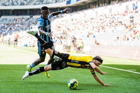 Djurgårdens Mohamed Buya Turay och Häckens Rasmus Lindgren
