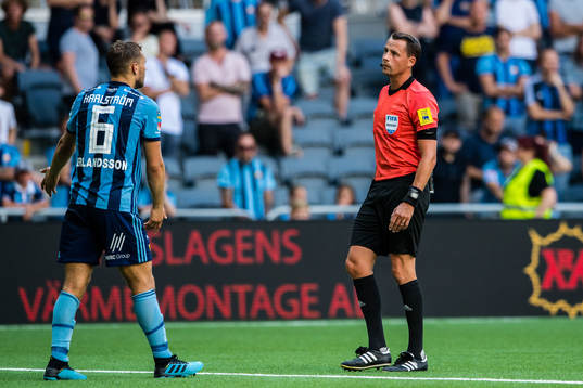 Djurgårdens Jesper Karlström i diskussion med domare