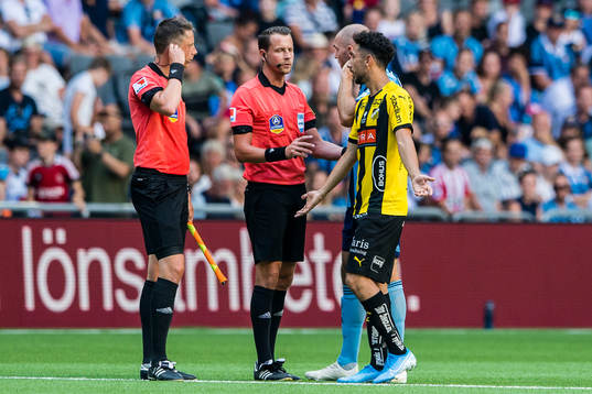 Spelare i diskussion med domare Andreas Ekberg