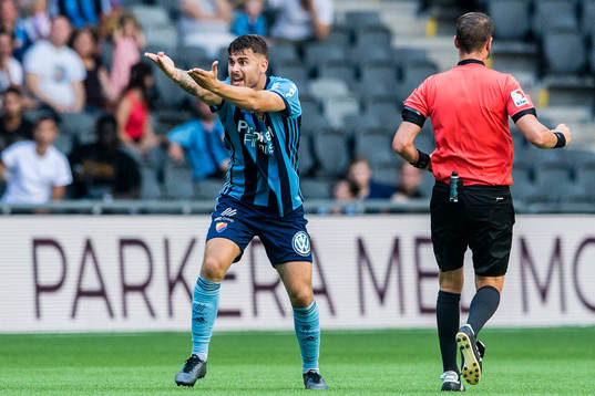 Djurgårdens Astrit Ajdarevic protesterar mot domslut av