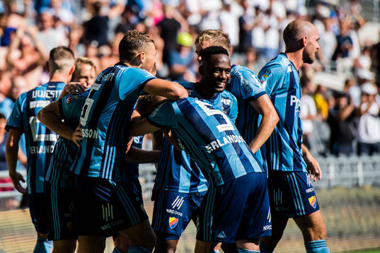 Djurgårdens Jacob Une Larsson jublar med lagkamrater