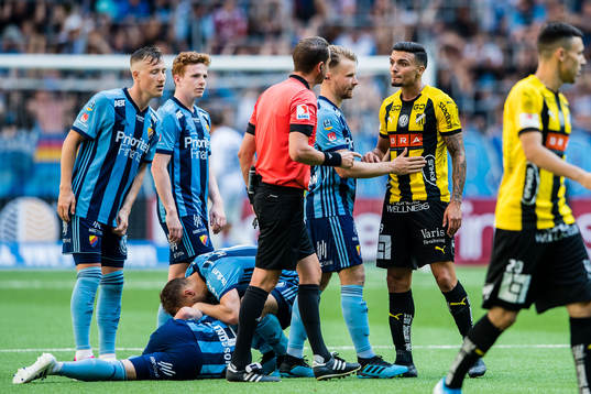 Häckens Ahmed Yasin i diskussion med domare Andreas Ekberg