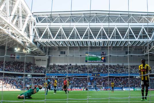 Häckens målvakt Peter Abrahamsson och Godswill Ekpolo