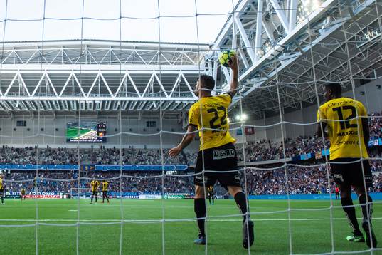 Häckens Joona Toivio och Godswill Ekpolo deppar