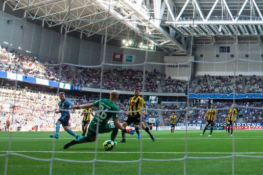 Djurgårdens Jacob Une Larsson gör 1-0 bakom Häckens