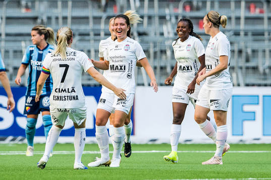Eskilstunas Loreta Kullassi jublar med lagkamrater