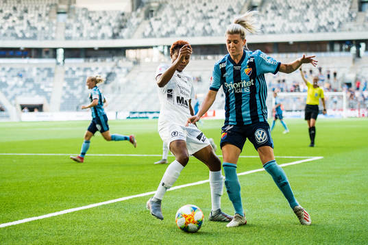 Djurgårdens Olivia Schough och Eskilstunas Ayinde Halimatu