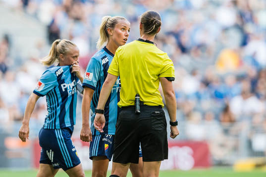 Djurgårdens Petronella Ekroth i diskussion med domaren