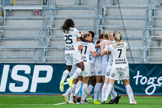 Eskilstunas Felicia Karlsson jublar med lagkamrater