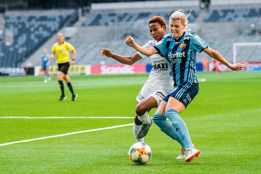 Djurgårdens Olivia Schough och Eskilstunas Ayinde Halimatu