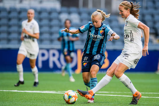Djurgårdens Mia Jalkerud och Eskilstunas Vaila Barsley