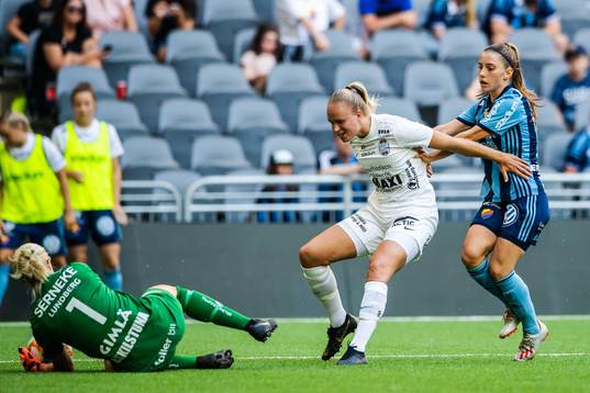 Eskilstunas målvakt Emelie Lundberg och Matilda Plan mot