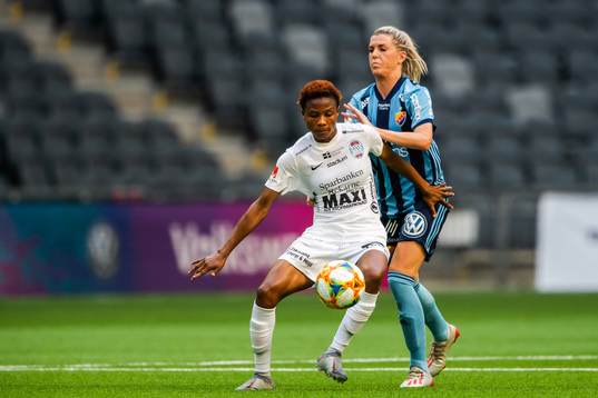 Djurgårdens Olivia Schough och Eskilstunas Ayinde Halimatu