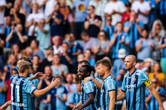 Djurgårdens Edward Chilufya jublar med lagkamrater