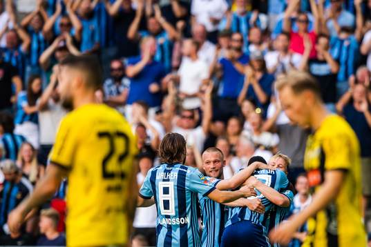 Djurgårdens Edward Chilufya jublar med lagkamrater