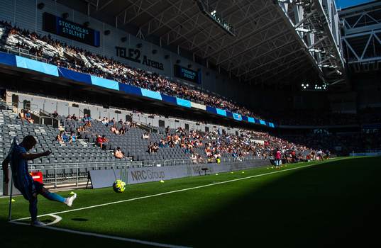 En siluett av Djurgårdens Elliot Käck som slår en hörna