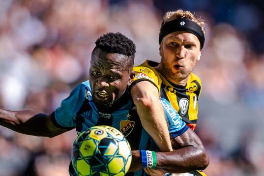 Djurgårdens Mohamed Buya Turay och Häckens Benjamin