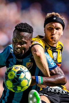 Djurgårdens Mohamed Buya Turay och Häckens Benjamin