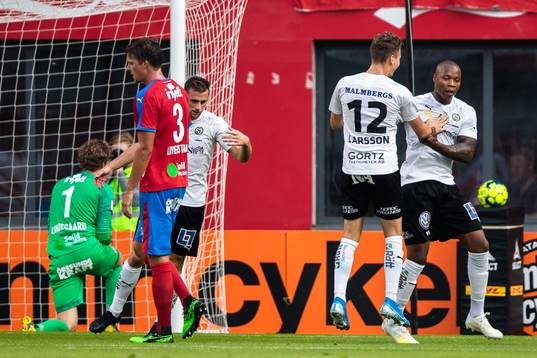 Örebros Carlos Strandberg jublar med Jake Larsson