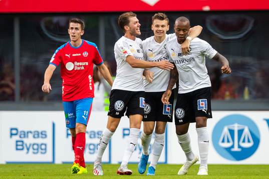 Örebros Carlos Strandberg jublar med lagkamrater