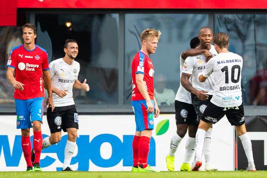 Örebros Carlos Strandberg jublar med lagkamrater