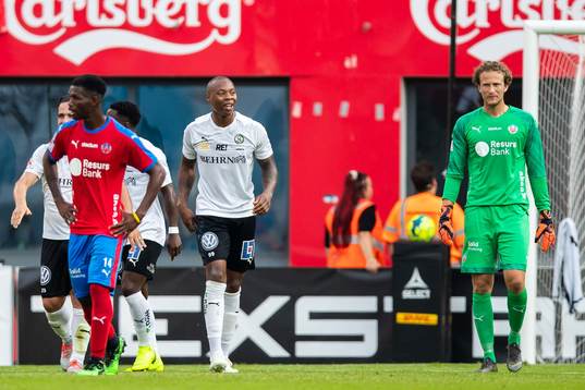 Örebros Carlos Strandberg jublar och Helsingborgs målvakt
